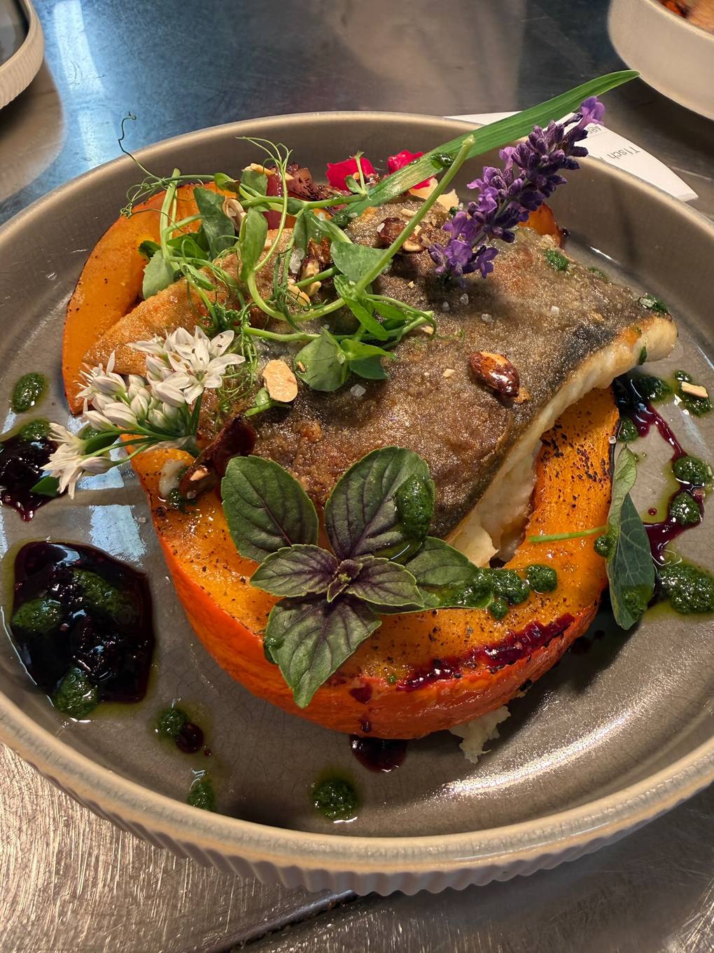Auf der Haut gebratenes Dorschfilet auf gebackenem Kürbis mit Püree, Blaubeer-Balsamico und Pesto – Herbstkarte der Fischer-Hütte Greifswald